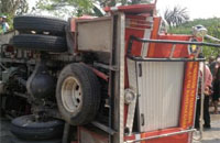 Mobil damkar BPBD Kukar mengalami kecelakaan sebelum sempat memadamkan kebakaran di desa Kerta Buana