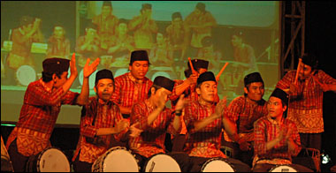 Aksi para musisi Sanggar Musik Lanjong yang tampil enerjik dengan garapan bertajuk Nusantara Lima
