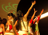 Aksi para penari Sangrila dalam sebuah tari kreasi modern