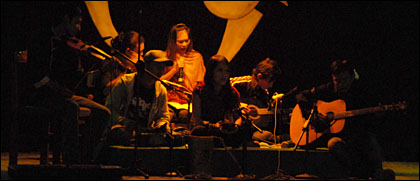 Kelompok Rumpun Ilalang dari Samarinda menampilkan musikalisasi puisi bertajuk <i>Ma! Kenapa Rinai Belum Reda</i>