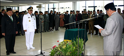 Gubernur Kaltim H Suwarna AF (kanan) membacakan sambutannya pada pelantikan Pj Bupati Kukar Hadi Sutanto