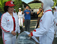 Ketua YJI Kukar Ny Hj Farida Samsuri menyerahkan bantuan peralatan audio kepada Ketua KJS Lapas Tenggarong