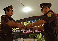 Pejabat lama H Aboe Asfari (kiri) menyerahkan memori kerja kepada Satirun selaku Kepala Lapas Tenggarong yang baru