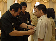 Bupati Kukar H Syaukani HR ketika menyematkan tanda peserta kepada Hendra Wijaya