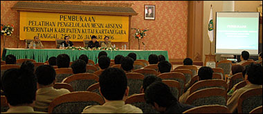 Suasana pembukaan Latihan Pengelolaan Mesin Absensi di Ruang Serba Guna, Kantor Bupati Kukar, tadi siang