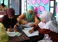 Nurjannah (kanan) saat memberikan motivasi dan kiat-kiat bagi remaja aktif di SMAN I Tenggarong