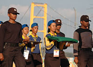 Agar tampil maksimal pada puncak peringatan HUT Kemerdekaan Indonesia, para anggota Paskibraka Kukar 2005 telah dilatih secara intensif sejak 2 pekan lalu