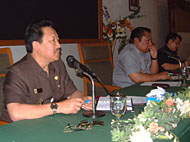 Ketua Tim Pengkaji Program comdev Lemhanas RI Drs H Radjab Semendawai SH Msi didampingi Wabup Kukar Samsuri Aspar ketika menyampaikan maksud kunjungannya ke Kukar