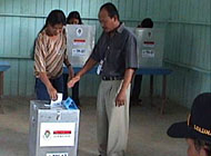 Warga Purwajaya saat melakukan pemungutan suara di TPS terdekat untuk memilih Kades Purwajaya 2007-2013