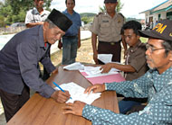 Seorang warga Desa Tani Bakti menandatangani tanda terima BLM Santunan Jompo P2KP