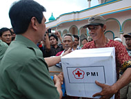 Wagub Kaltim menyerahkan bantuan secara simbolis untuk korban kebakaran