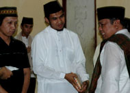 Pimpinan Ponpes Hidayatullah cabang Kukar, Ustad Jemain (tengah), menggengam amplop berisi uang bantuan sebesar Rp100 juta yang diserahkan Wabup Samsuri Aspar (kanan)