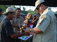 Sekkab HM Aswin (kanan) menyerahkan trofi kepada Juara I Offroader Kelas Mud Racing