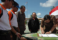 Bupati Kukar H Syaukani HR didampingi PR II Unikarta Drs Awang Asmir Ridwan saat menandatangani berita acara pelepasan peserta KKN Unikarta