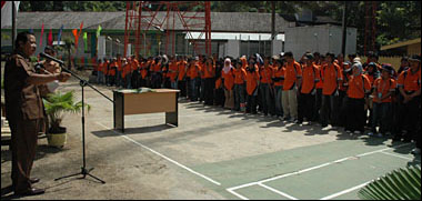 Suasana pelepasan peserta KKN XVIII Unikarta di halaman Kantor Camat Loa Kulu tadi pagi