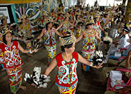 Ibu-ibu desa Lung Anai menyajikan sebuah tarian yang dibawakan secara massal pada acara peresmian desa sekaligus pelantikan Kades Lung Anai