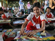 Salah seorang peserta lomba tampak sibuk melukis sebuah layang-layang