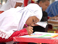Salah seorang peserta Lomba Lukis tingkat SD sibuk menggoreskan spidolnya diatas kertas gambar