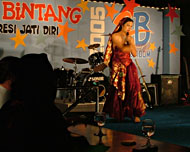 Penampilan salah seorang peserta Lomba Mirip Bintang di 2B Music Room Hotel Singgasana Tangga Arung