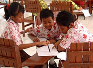 Salah satu regu ketika sedang mengerjakan soal dalam Lomba Prestasi dan Kreativitas SD/MI tingkat Kukar yang diselenggarakan Dinas Pendidikan Kukar