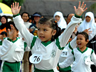 Para peserta lomba terlebih dahulu mengikuti Senam Massal Si Buyung