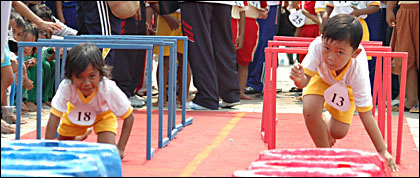 Dua bocah saling beradu kecepatan dan ketangkasan dalam Lomba Sehat dan Bugar  Anak Pra Sekolah tadi pagi