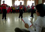 Kelompok senam dari Kecamatan Marangkayu sedang menunjukkan kebolehannya di hadapan  salah seorang anggota dewan juri