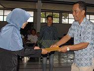 Wakil Kepala Disparbud Kukar Fahrodin menyerahkan sertifikat secara simbolis kepada perwakilan peserta