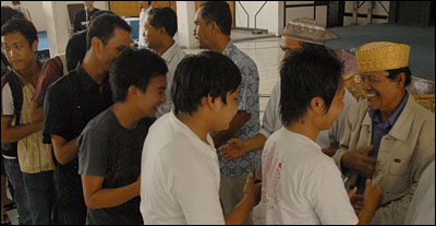 Para peserta menyalami Hamsad Rangkuti dan pihak penyelenggara di acara penutupan workshop, Jum'at (11/10)  kemarin, di Tenggarong