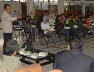 Hamsad Rangkuti saat mengisahkan sebuah karya cerpennya bertajuk <i>Lagu di Atas Bis</i>