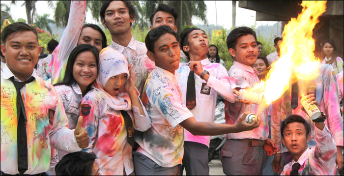Beragam gaya pelajar SLTA di Tenggarong saat merayakan kelulusan pada Jum'at (15/05) pekan lalu