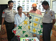 Dua tersangka praktek perjudian berikut barang bukti yang diamankan aparat Polsek Muara Badak