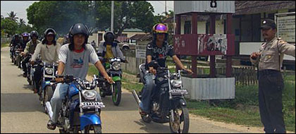 Konvoi sepeda motor oleh anggota Badak Tiger Club dan Ninja Sport Club untuk menyosialisasikan penggunaan helm standar