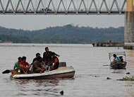 Tim SAR ketika mencari jasad korban yang akhirnya ditemukan di sekitar bawah Jembatan Kartanegara
