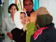 Wakil Kepala Dinkes Kukar dr Emy Dasimah membuka pelatihan dengan memasangkan topi Kader Siaga kepada salah seorang peserta