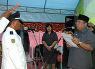 Rosdin saat diambil sumpahnya sebagai Kepala Desa Kersik oleh Wabup Samsuri Aspar