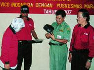 Sekcam M  Thamrin didampingi dr Ruddy Kondoy membuka pelatihan dengan memakaikan topi secara simbolis kepada peserta