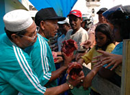 Warga yang tak kebagian kupon, datang langsung ke petugas untuk meminta potongan daging