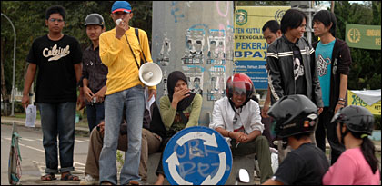 Aksi damai Koalisi Revolusioner Muda Kukar di bundaran Jembatan Aji Imbut, Tenggarong, tadi siang