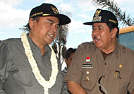 Mendiknas RI Prof Dr Bambang Sudibyo MBA (kiri) akan menyerahkan penghargaan Anugerah Aksara 2006 kepada Bupati H Syaukani HR