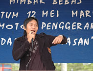 Mahasiswa FISIP Unikarta, Junaidi, saat menyampaikan orasinya dalam mimbar bebas