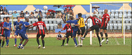 Suasana partai balas dendam antara tuan rumah Mitra Kukar (biru-biru) melawan PS Mojokerto Putra (merah-hitam) sdi Stadion Rondong Demang, Tenggarong, Rabu (08/06) sore