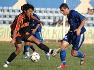 Gelandang Persedikab mencoba menghadang striker Mitra Kukar, Claudio (kanan)