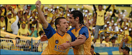 Sebastian Balbi disambut rekannya Luis Edmundo merayakan gol pembuka bagi kemenangan Mitra Kukar