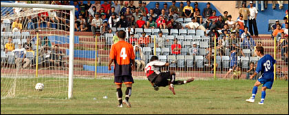 Arman AR (kanan) saat mencetak gol pertama bagi Mitra Kukar yang gagal ditepis kiper Persibo Bojonegoro