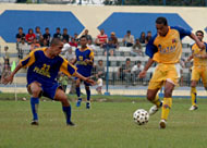 Carlos Andre menggiring bola menuju pertahanan Persipal Palu. Carlos kembali menyumbangkan gol bagi Mitra Kukar melalui tendangan penalti