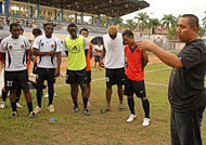 Manajer Tim Mitra Kukar H Fahmi (kanan) memberikan motivasi kepada para pemain usai latihan