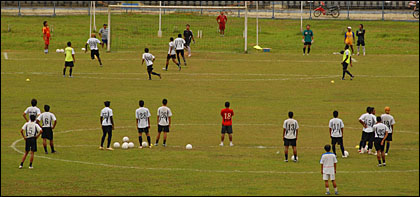 Skuad Mitra Kukar saat menjalani latihan di Stadion Rondong Demang, Tenggarong, kemarin sore