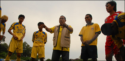 Manajer Tim Mitra Kukar H Fahmi (tengah) berharap agar skuad Mitra Kukar dapat bermain maksimal saat laga lawan Semen Padang sore ini