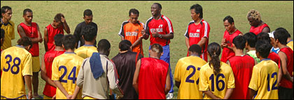 Pelatih Jacksen F Tiago (tengah-atas) saat memberikan arahan kepada para pemainnya